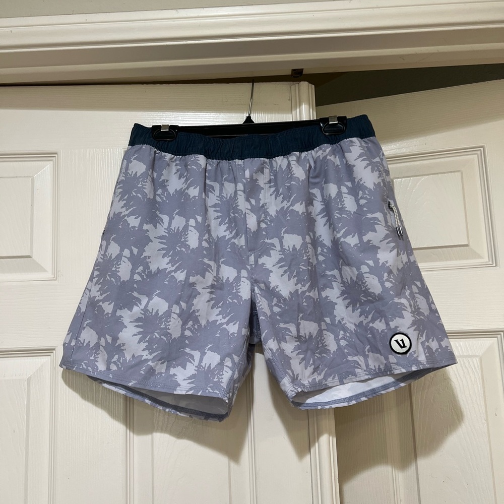 Vuori Cape Short V369 Salt Multi Palm Men Size Large Sporty Gym Outdoor Swim